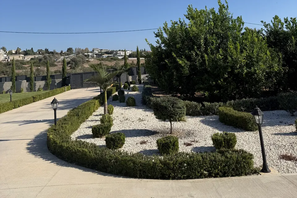 Hedged garden along the driveway